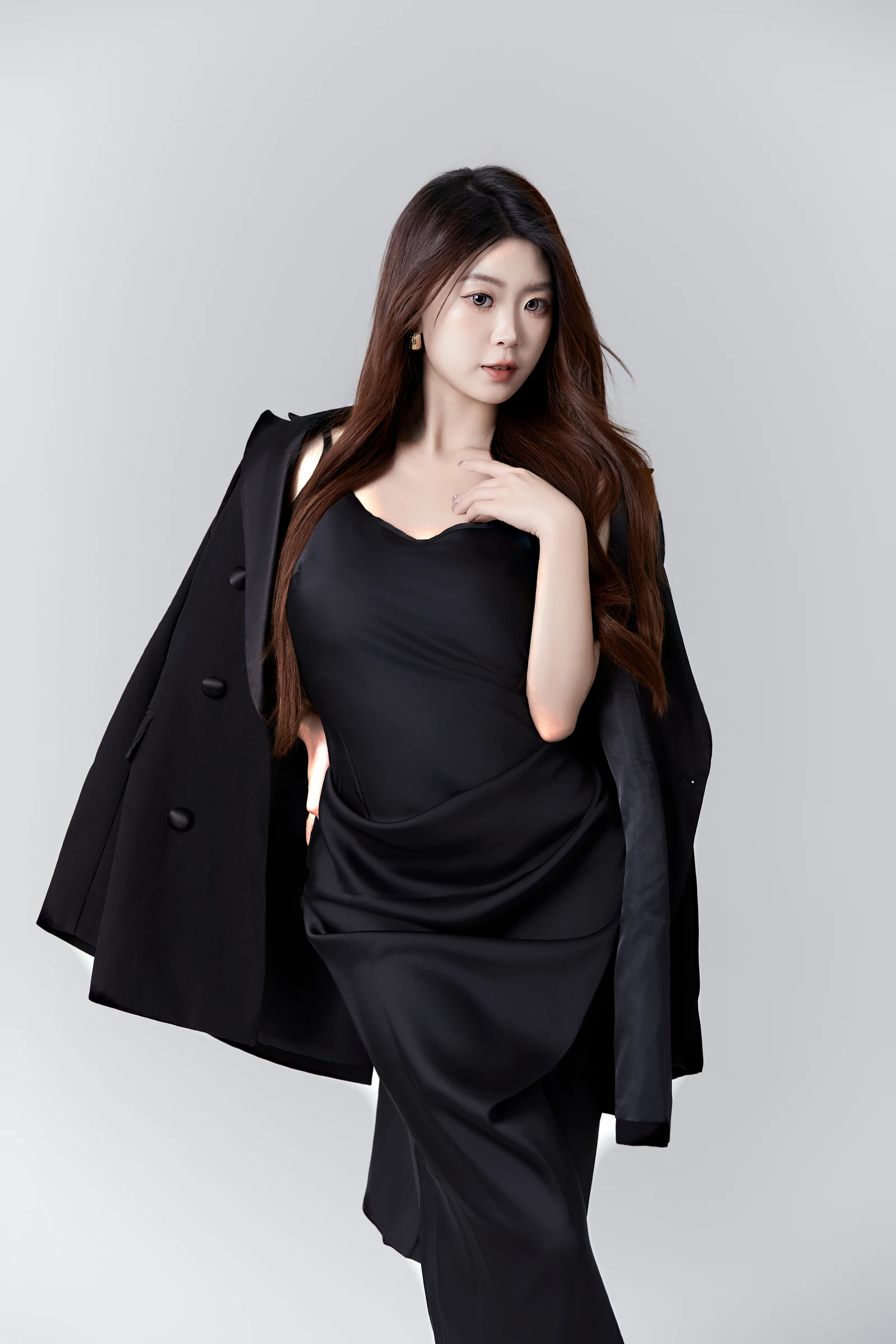 [YITUYU]艺图语-2024.10.15-黑色西装写真-CARLEE是77呀-[21P-282MB]-9.webp